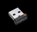 Logitech Unifying USB-ontvanger met zwarte behuizing en oranje ster-logo, op zwarte achtergrond.
