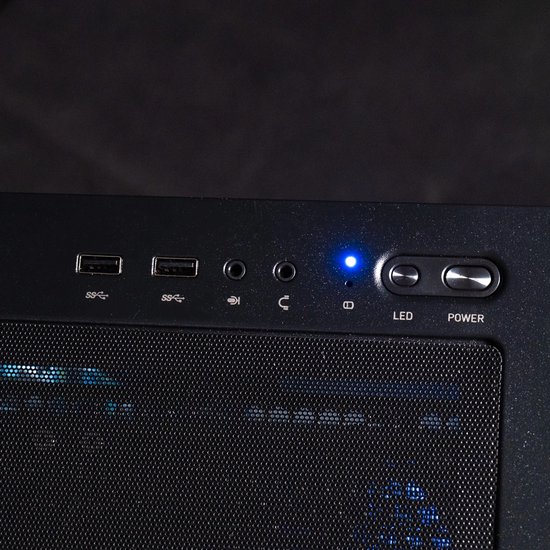 Zwarte PC behuizing met twee USB 3.0 poorten, audio-aansluitingen en een blauwe LED-indicator.