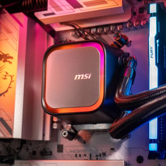 MSI waterkoeler met rood-oranje verlichting, naast DDR5 RAM-modules.