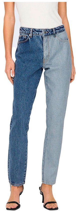 Model met een witte top en een two-tone spijkerbroek, donkerblauw aan de rechterkant, lichtblauw aan de linkerkant.