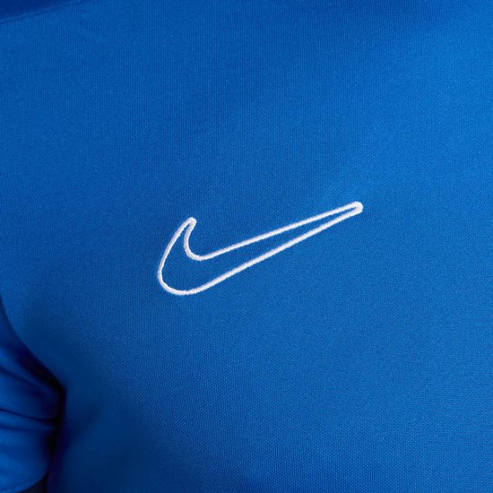 Blauw sportshirt met witte Nike 'swoosh' op de borst.