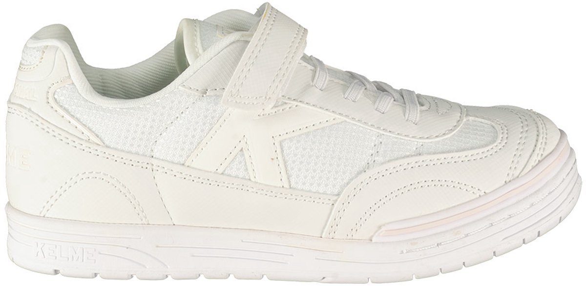 Witte Kelme Trueno voetbalschoenen voor jongens en meisjes, met klittenbandsluiting en brede zool voor extra stabiliteit.