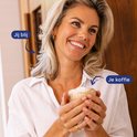 Vrouw met blonde haren die een kop koffie met schuim vasthoudt. "Jij blij" en "Je koffie" tekstballonnen.