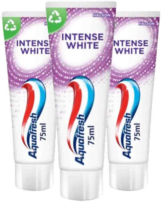 Drie tubes Aquafresh Intense White tandpasta van 75ml met rood, wit en blauw design.