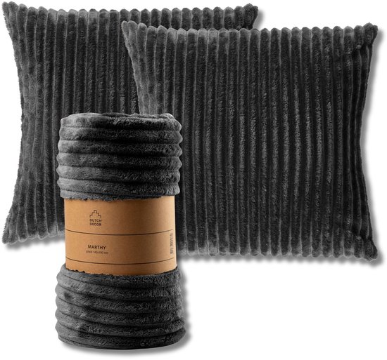 Set van twee donkergrijze kussens en een opgerolde plaid.