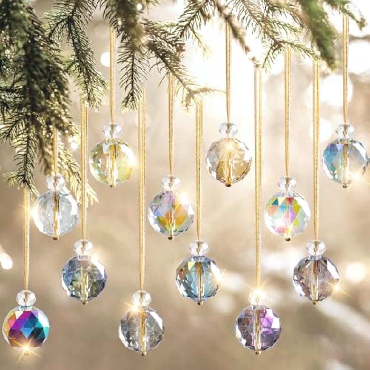 Kleurrijke kristallen glazen kerstbalhangers voor feestelijke decoratie.