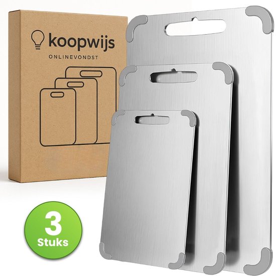 Drie zilverkleurige snijplanken in verschillende maten, met grijze hoekbeschermers, naast een kartonnen verpakking met een logo van "koopwijs" en een tekening van drie snijplanken.