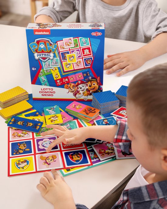 Kinderen spelen een Paw Patrol Lotto Domino Memo spel met kaarten met Chase, Marshall, Skye, Rubble, Everest.