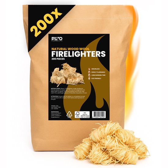 Papieren zak van "Pyro Products Natural Wood Wool Firelighters 200 Pieces" met een stapel aanmaakwokkels ernaast.