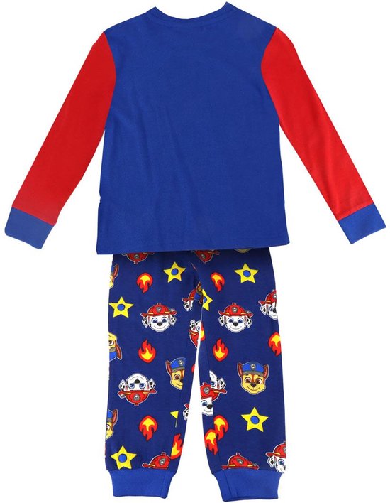 Blauwe pyjamaset met Paw Patrol-print, rode lange mouwen en blauw shirt met rode manchetten.