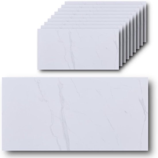 Pile de carreaux blancs à imprimé marbre, à côté d'un carreau unique.