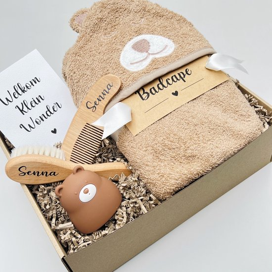Beer baby cadeaupakket - Badcape, badspeeltje en houten borstel & kam met naam - Kraamcadeau baby - Gepersonaliseerd kraamcadeau - Baby cadeau met naam - Origineel baby cadeau - Baby geschenkset van Beer   — afbeelding 2
