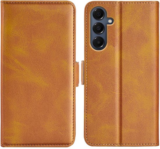 Cognackleurige, lederlook boekhoes voor Samsung Galaxy A17 met uitsparing voor camera's.