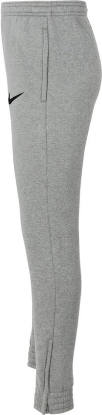 Grijze joggingbroek van Nike met zwarte swoosh, ritsen bij de enkels en een zak aan de zijkant.