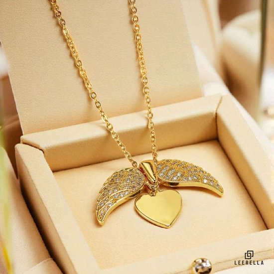 Gouden ketting met een hartvormige hanger met vleugels, bezet met steentjes.
