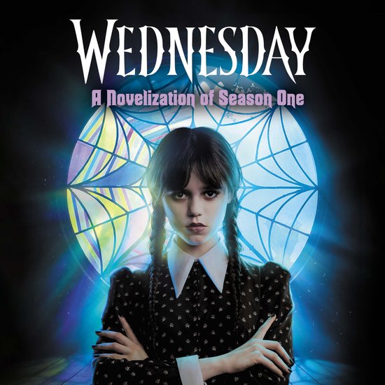 Wednesday Addams, met vlechten en zwart jurkje met witte kraag, kijkt ernstig voor een gebrandschilderd raam.