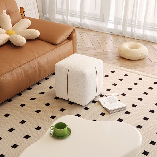 Poufs Guyii Meubella, Tabouret bas carré, tabouret de maquillage moderne, pouf beige, repose-pieds rembourré, adapté au salon, à la chambre, au hall.