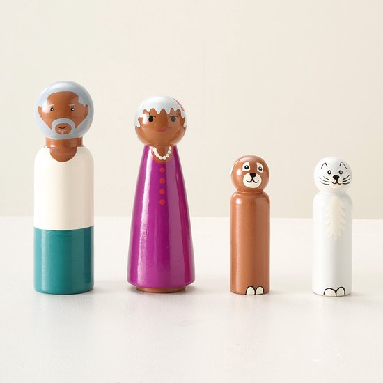 Poppenhuisfiguren: grootvader, grootmoeder met parelketting, bruine hond, witte kat.