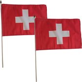Luxe grote zwaaivlaggen Zwitserland - 2x - 30 x 45 cm - op lange stok - feestartikelen en versieringen - Handvlaggen