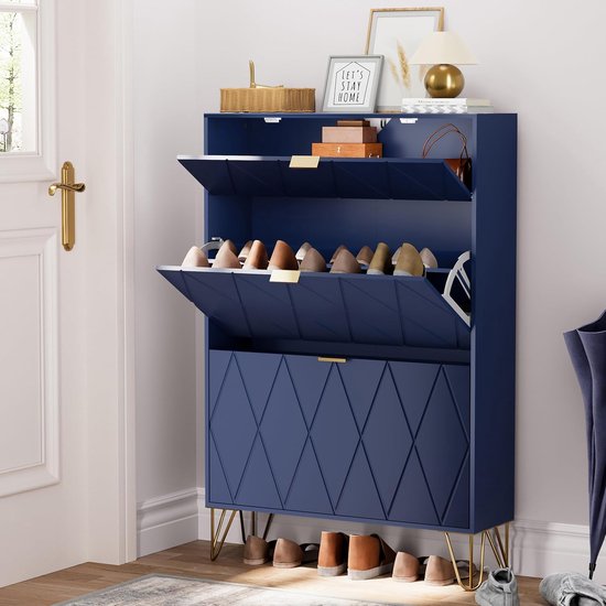 Donkerblauwe schoenenkast met 3 vakken. De bovenste twee vakken klappen open en bevatten schoenen. Het onderste vak is dicht en heeft een ruitpatroon. De kast staat op gouden pootjes.
