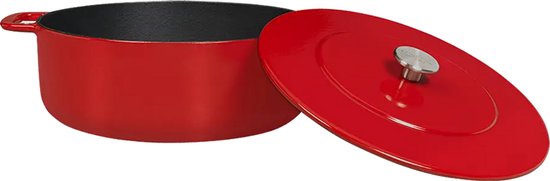 Rode gietijzeren braadpan met deksel ernaast, op zwarte achtergrond.