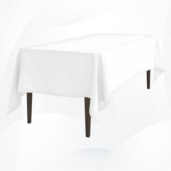 Een effen wit tafelkleed dat over een houten tafel valt.