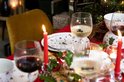 Wit bord met kerstboom en sneeuwvlokken, rode en gouden rand. Luxe kerstdiner.