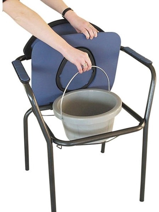 Een blauwe toiletstoel met grijze emmer, de zitting wordt omhoog gehouden door handen.