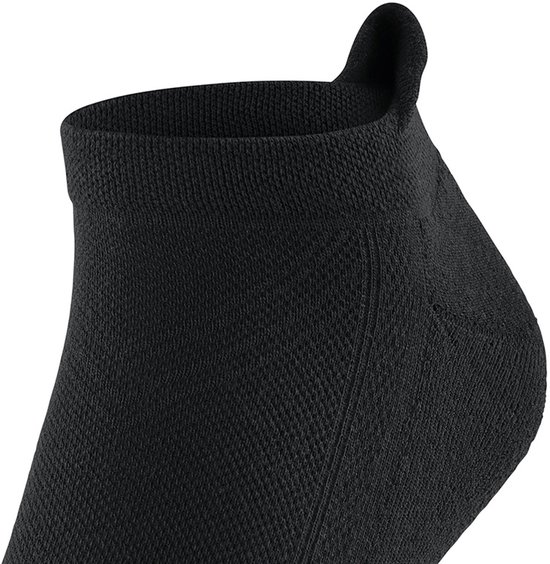 Detail van de zijkant van een zwarte Falke Cool Kick enkelsok met opvallende lus.