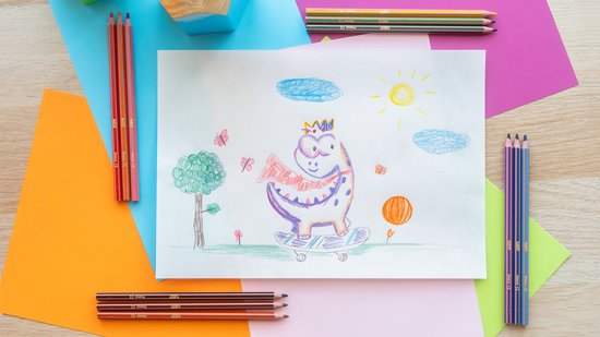 Een kinder tekening van een dinosaurus op een skateboard, omringd door Bic potloden en gekleurd papier.