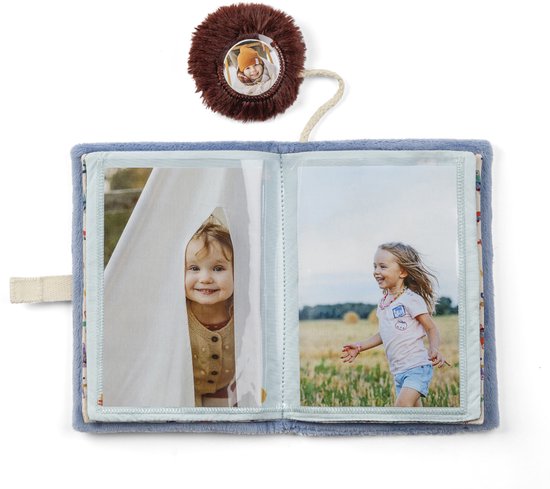 Lichtblauw stoffen boekje open met foto's van twee kinderen en een egel speeltje.