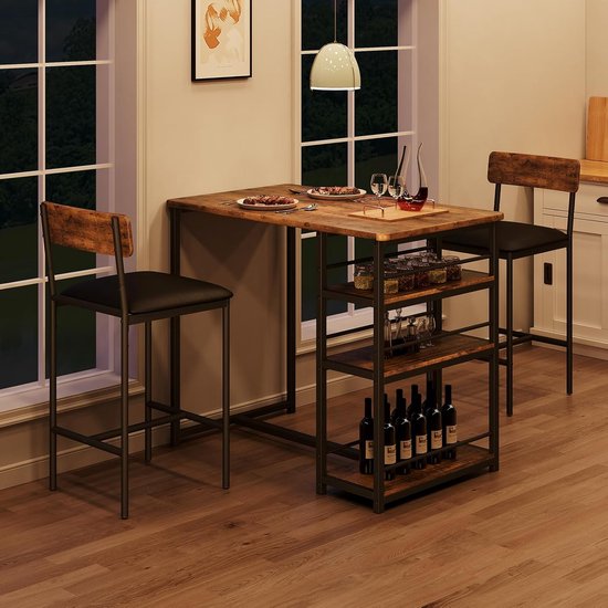 Eethoek met bruine houten tafel met metalen frame en twee barkrukken met leren zittingen.