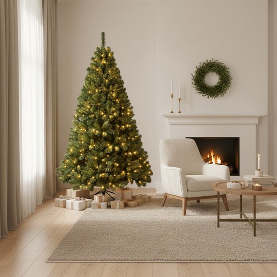 Kunstkerstboom met warme LED-lampjes, naast een open haard en een witte fauteuil.