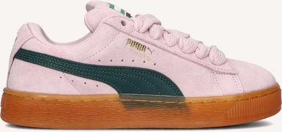Roze Puma Suede sneaker met donkergroene streep, gummen zool en gouden Puma logo.