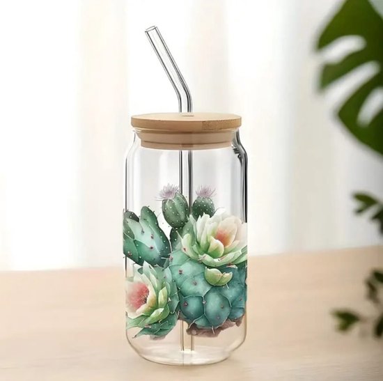 Verre avec cactus verts et fleurs douces roses et blanches, couvercle en bambou et paille en verre.