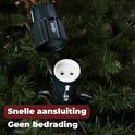 Detail van de snelle aansluiting van de kerstboomverlichting, zonder zichtbare bedrading.