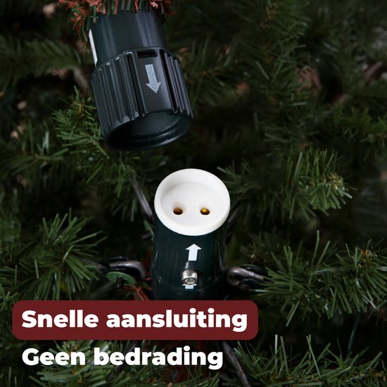Detail van de snelle aansluiting van de kerstboomverlichting, zonder zichtbare bedrading.