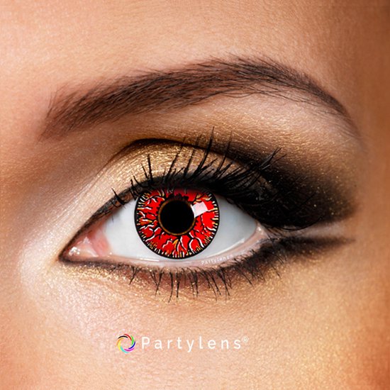 Close-up van een oog met een rode contactlens met zwarte en gele lijnen die op vlammen lijken.