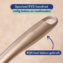 Close-up van een zilverkleurig RVS handvat met 'safecourt' logo. Tekst: Speciaal RVS handvat, veilig koken en vasthouden. Blijft koel tijdens gebruik.