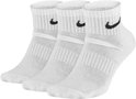 Drie paar witte Nike enkelsokken met zwart Nike logo.