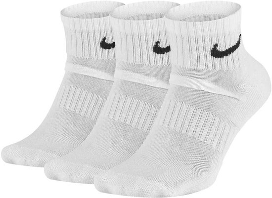 Drie paar witte Nike enkelsokken met zwart Nike logo.