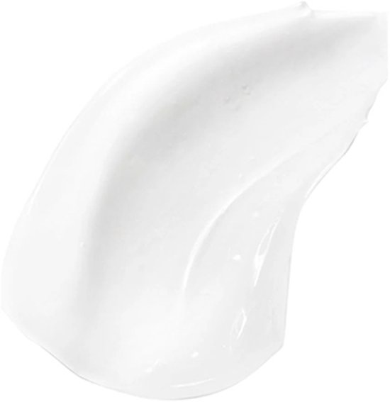Een veeg witte crème op een witte achtergrond.