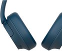 Close-up van de blauwe Sony WH-CH720N koptelefoon, details van de oorschelpen.