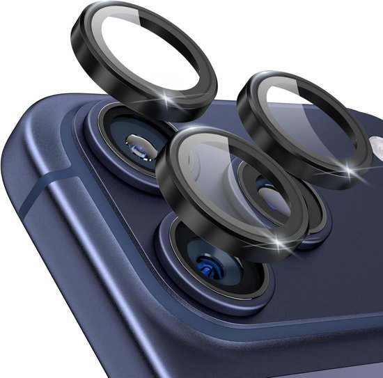 Drie zwarte, ringvormige lensbeschermers die boven de cameralenzen van een donkerblauwe telefoon zweven.