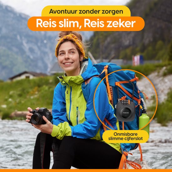 Une femme avec un sac à dos et un appareil photo dans les montagnes, tenant un cadenas PRORIDE.