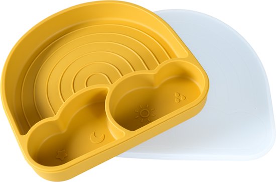 Assiette jaune en forme d'arc-en-ciel avec trois compartiments. Deux compartiments sont en forme de nuages, avec des symboles de lune et d'étoile, et un soleil. Sur un couvercle blanc.