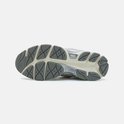 Onderkant van grijze ASICS sneakers met beige zool en complex patroon.
