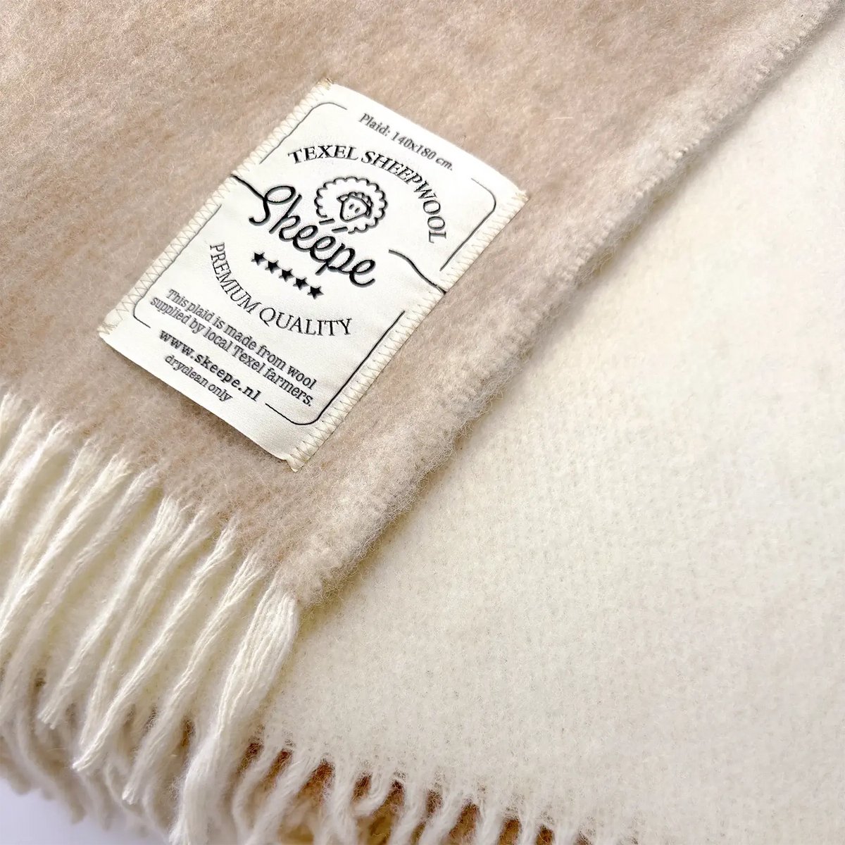 Beige wollen plaid 140x180 met franjes – Texelse wol deken voor bank en bed – Skéépe — cadeau in Wonen & Interieur - foto 3