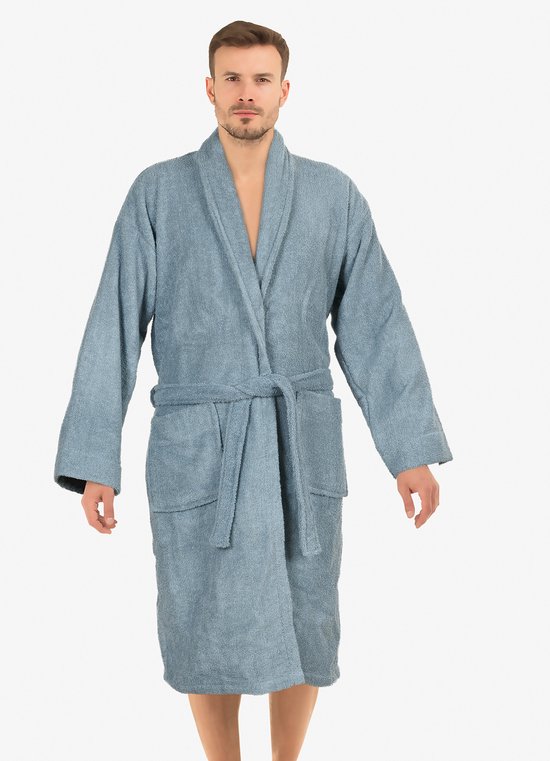Homme portant une robe de chambre bleu clair, douce, avec ceinture et poches plaquées.