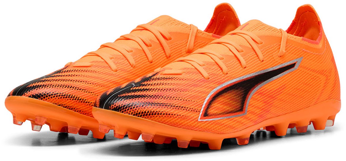 Puma Ultra 6 Match Mg voetbalschoenen in feloranje, met technisch mesh bovenwerk en lichtgewicht steunframe.